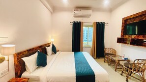 Habitación doble clásica | Espacio para trabajar con laptop, cortinas blackout y insonorización