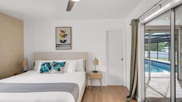 3 habitaciones, escritorio y tabla de planchar con plancha