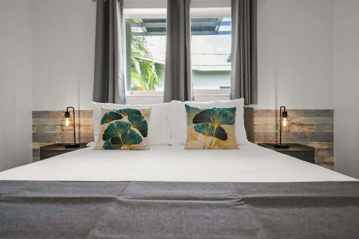 3 habitaciones, escritorio y tabla de planchar con plancha 