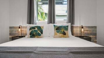 3 habitaciones, escritorio y tabla de planchar con plancha