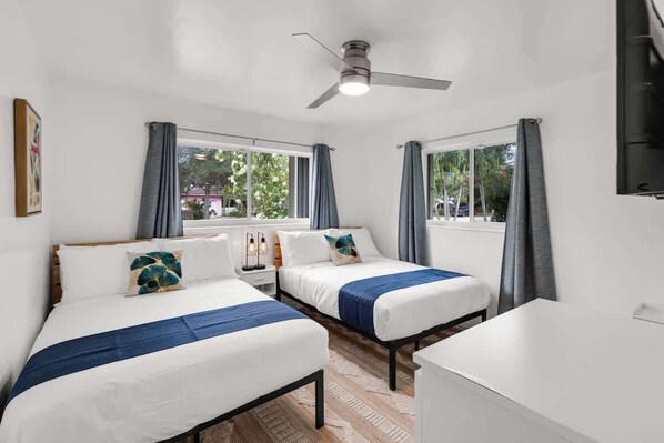 3 bedrooms, desk, iron/ironing board, travel cot - Stunning 4BR Oasis with Pool, 14 mins to Ocean (Hollywood)