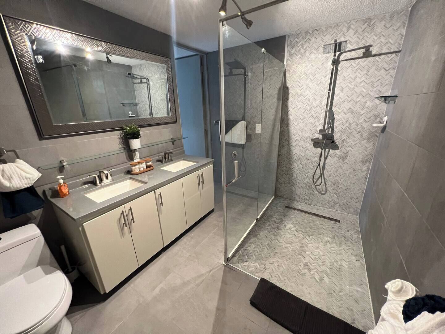 Douche, sèche-cheveux, serviettes fournies, savon
