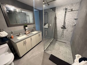 تجهيزات دش، مجففات شعر، مناشف، صابون