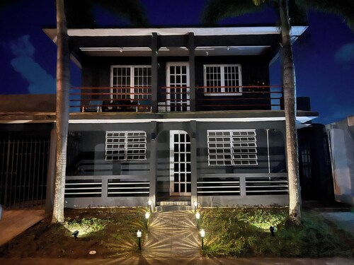 Kasa Metropolios 4-bedroom house w AC, WiFi, 2 car garage 7 minutes from airport