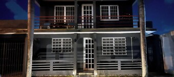 Kasa Metropolios 4-bedroom house w AC, WiFi, 2 car garage 7 minutes from airport