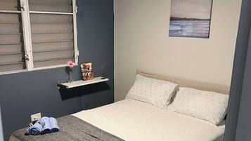 4 bedrooms, iron/ironing board, WiFi, bed sheets