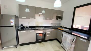 Geladeira, fogão, cooktop, cafeteira/chaleira