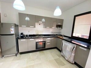 ثلاجة، فرن، موقد طهي مسطح، ماكينة لصنع القهوة/الشاي