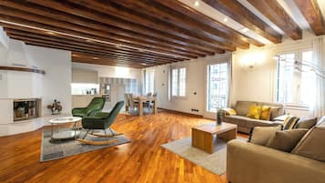 Leilighet, utsikt mot lagune | Oppholdsområde | En 35-tommers TV med digitale kanaler