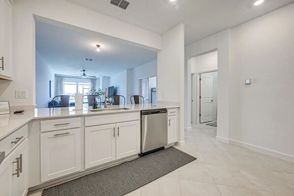 Fridge, microwave, oven, stovetop - 3-bedroom townhome lakeview, pool and near beaches (Englewood)