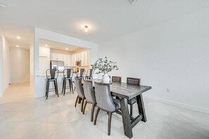 Dining - 3-bedroom townhome lakeview, pool and near beaches (Englewood)