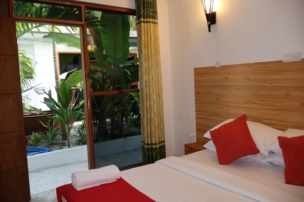 Deluxe Double Room | Laptop workspace, free WiFi, bed sheets - Dhontakuru Guesthouse (Dhidhdhoo)