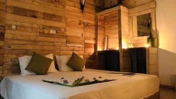 Espacio para trabajar con laptop, wifi gratis y ropa de cama