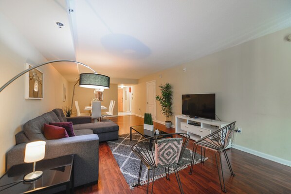 Căn hộ, không hút thuốc, quang cảnh thành phố | Khu phòng khách | Smart TV 50-inch có truyền hình cáp, bàn bóng bàn 