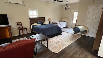 4 bedrooms, desk, WiFi, bed sheets