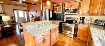 5 Star Lakefront Cottage with Full Guest House on Lake Weiss - Sleeps 10-12