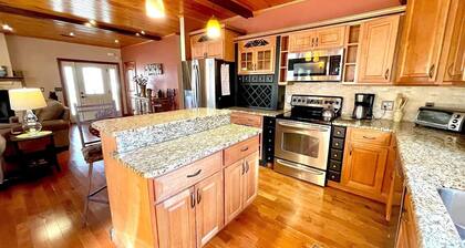 5 Star Lakefront Cottage with Full Guest House on Lake Weiss - Sleeps 10-12