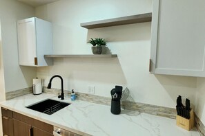 Réfrigérateur, four à micro-ondes, surface de cuisson, lave-vaisselle