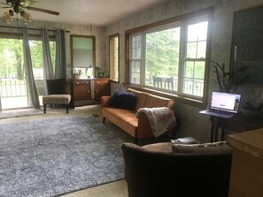 Téléviseur connecté, foyer, livres