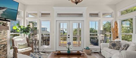 TV, peis, DVD-spiller og stereoanlegg