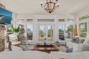 TV, peis, DVD-spiller og stereoanlegg