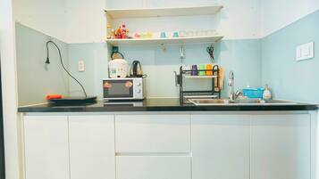 Apartamento clássico, banheiro privativo, vista para a cidade | Cozinha privada | Micro-ondas, fogão, cooktop, chaleira elétrica