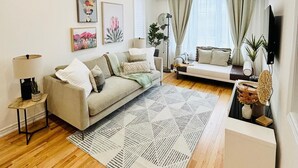 Un saló modern amb un sofà, una taula baixa i una catifes.