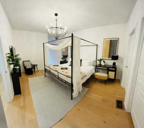 3 soverom, skrivebord, strykejern/-brett og reiseseng for barn