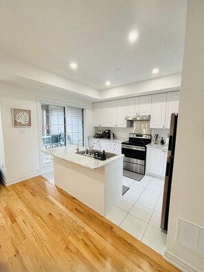 Kjøleskap, mikrobølgeovn, ovn og kokeplater