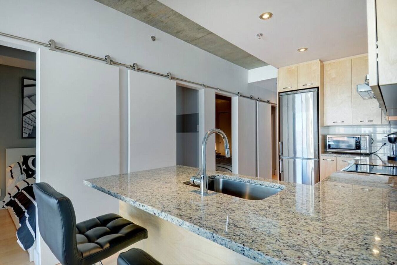 Jääkaappi, mikroaaltouuni, uuni, liesi