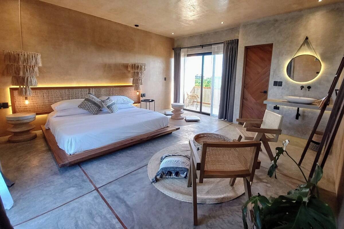 Studio, Pool View | 1 bedroom, iron/ironing board, free WiFi
