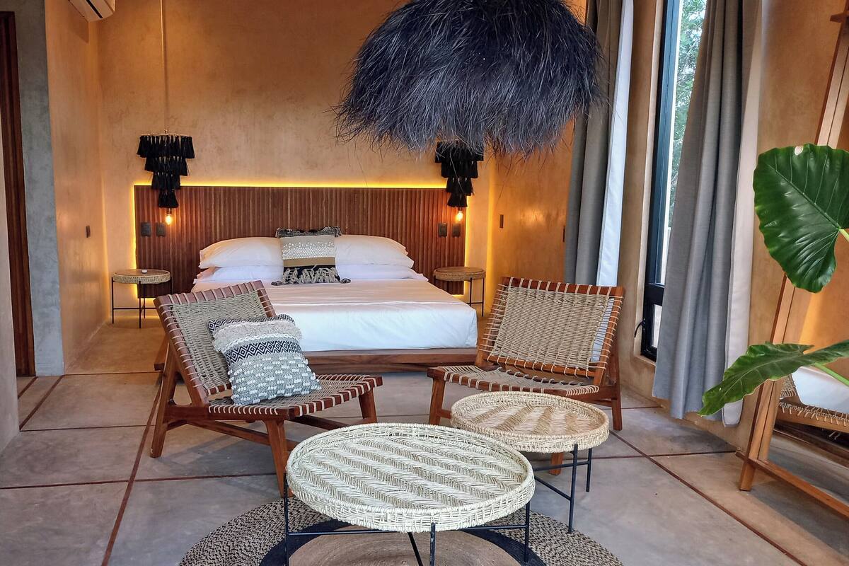 Studio Suite, 1 King Bed | 1 bedroom, iron/ironing board, free WiFi