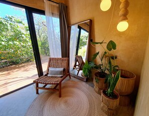 Kahden hengen deluxe-huone, näköala uima-altaalle | Silitysrauta/-lauta, ilmainen Wi-Fi