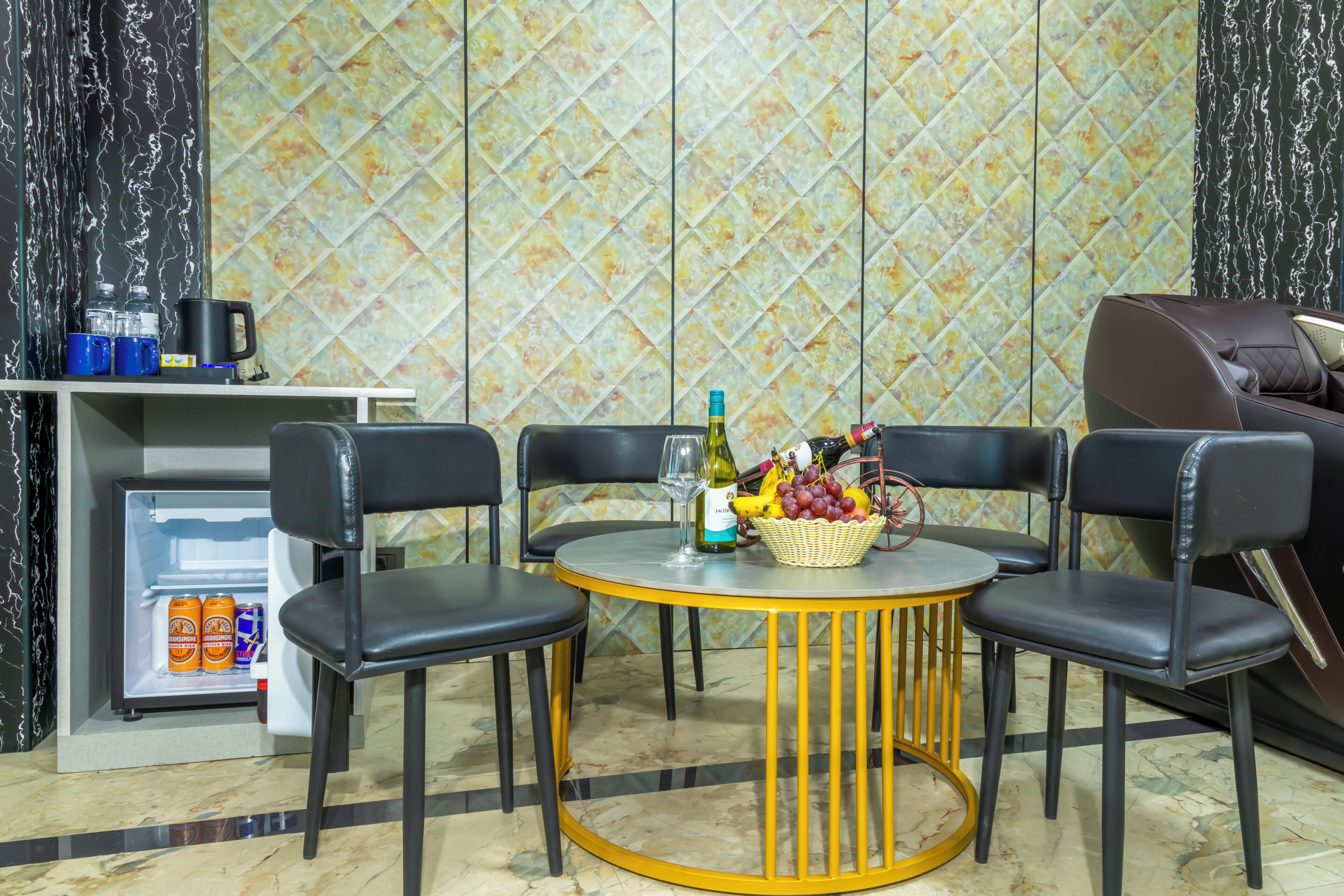 Suite, City View | Living area