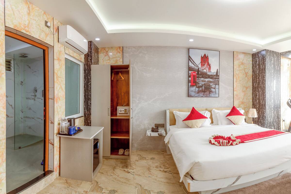 Double Room | In-room safe, desk, laptop workspace, soundproofing