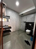 Double Room | Bathroom | Free toiletries, hair dryer, bathrobes, slippers