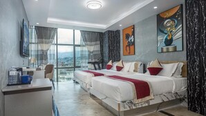 Une chambre d’hôtel moderne avec deux lits, un bureau et une grande fenêtre donnant sur la ville.