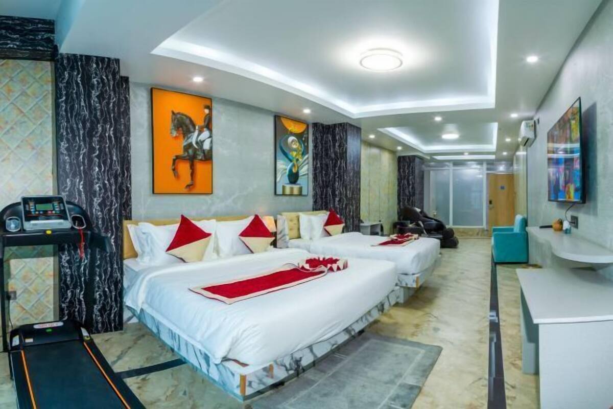 Een kluis op de kamer, een bureau, een laptopwerkplek