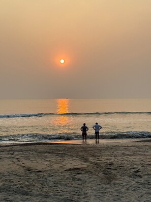 Beach - Tranquil 2-bedroom villa in Kashid with AC, WiFi. Enjoy a peaceful getaway (Kashid)