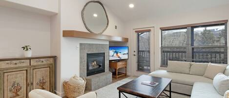 Smart TV, fireplace