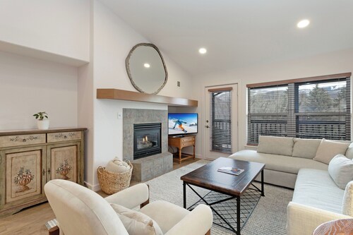 New Listing! Located in Edwards close proximity to shops and restaurants!