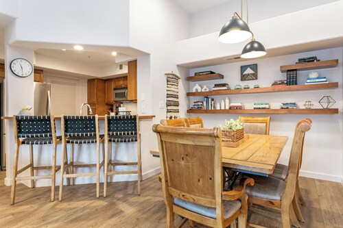 Located in Edwards close proximity to shops and restaurants!