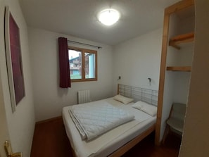 1 bedroom, Internet, bed sheets - 180m from shops, floor -1, view mountain, balcony, tv, ski locker, 37m², Valfréjus (Valfréjus)