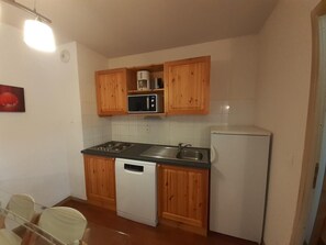 Fridge, microwave, dishwasher, coffee/tea maker - 180m from shops, floor -1, view mountain, balcony, tv, ski locker, 37m², Valfréjus (Valfréjus)