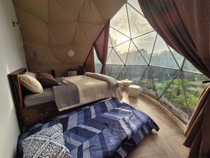 1 Schlafzimmer, hochwertige Bettwaren, Daunenbettdecken