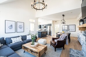 Een televisie, een open haard en een stereo