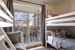 3 bedrooms, travel crib, free WiFi, bed sheets