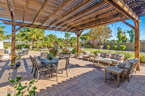 Outdoor dining - Amazing! 3-Bedroom, Golf Course Home in Litchfield Park! MAGNIFICENT Yard & Pool (Litchfield Park)