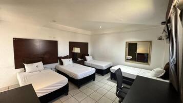 Habitación empresarial cuádruple | 1 habitación, wifi gratis y ropa de cama