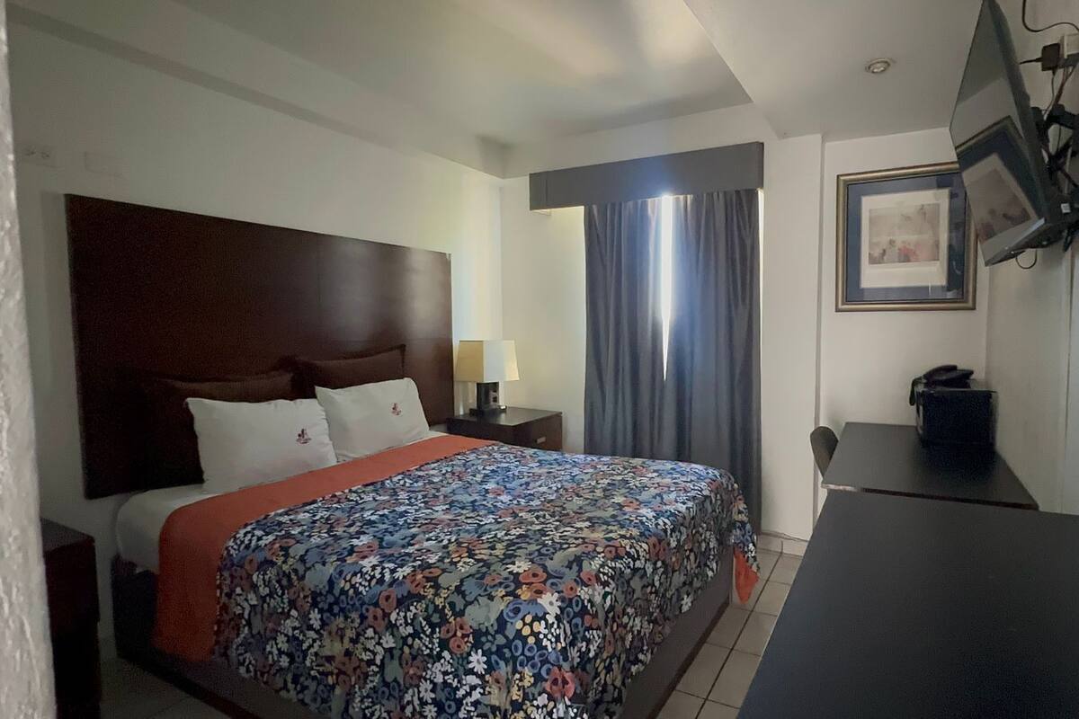Basic Room, 1 Queen Bed | WiFi (free), bed sheets